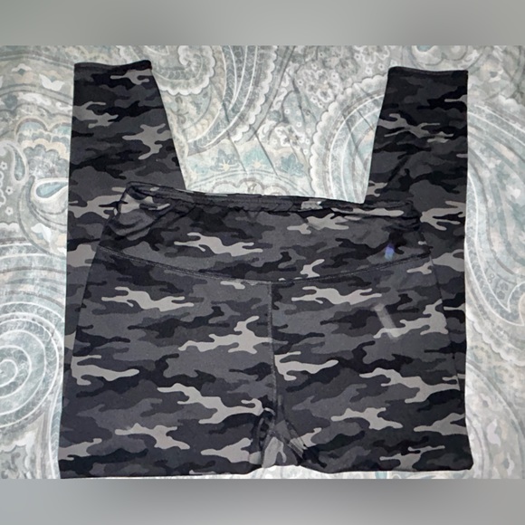 ⭐️BUNDLE⭐️-Maurices Womens Leggings Size 1X Gray Black Camo‎ & Mono B Tie Die 1X - Picture 1 of 5